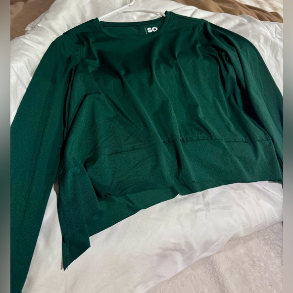 GREEN LONG SLEEVE SHIRT! NWT SO Light weight. Hunter green. - Picture 2 of 5